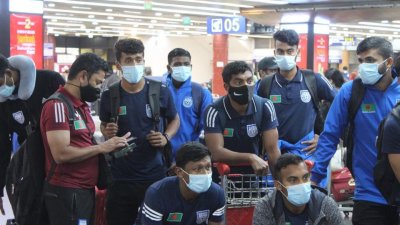 দেশে ফিরেছে বাংলাদেশ ফুটবল দল