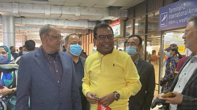 দীর্ঘ দিন পর দেশে ফিরেছেন সাবেক ফুটবলার এনায়েতুর রহমান (বাঁয়ে)