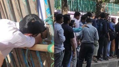 টিকিটের জন্য ভোর থেকে ক্রিকেটপ্রেমীদের অপেক্ষা