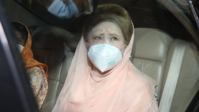 ২০২১ সালের ১৯ জুন হাসপাতাল থেকে বাসায় ফেরার পর খালেদা জিয়া: ছবি: নাসিরুল ইসলাম