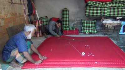 শীত আসায় ব্যস্ততা বেড়েছে হিলির লেপ-তোশক কারিগরদের