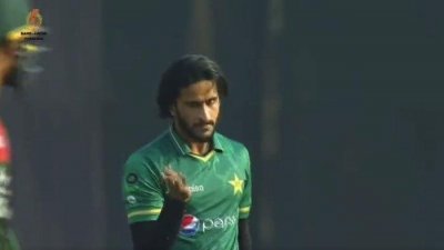 সোহানকে আউট করে রূঢ়ভাবে সাজঘরের পথ দেখাচ্ছেন হাসান আলী।