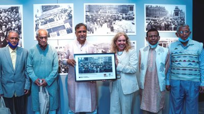 ব্রিটিশ কাউন্সিল আয়োজিত মুক্তিযুদ্ধের দুর্লভ আলোকচিত্রের প্রদর্শণী উদ্বোধন অনুষ্ঠানে অতিথিরা