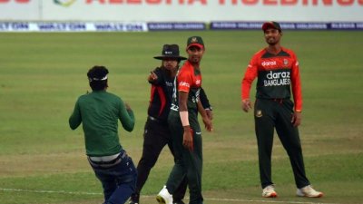 খেলার মাঝে মাঠে ঢুকে পড়েন এক মোস্তাফিজ-ভক্ত