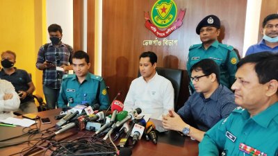 সংবাদ সম্মেলনে কথা বলছেন পুলিশের উপ-কমিশনার বিপ্লব কুমার সরকার