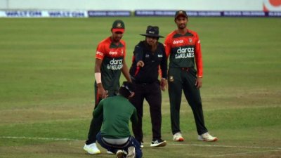 খেলার মাঝে মাঠে ঢুকে পড়েন রাসেল নামের এক মোস্তাফিজ-ভক্ত