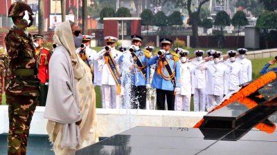 সশস্ত্র বাহিনী দিবসে ঢাকা সেনানিবাসে শিখা অনির্বাণে পুষ্পস্তবক অর্পণ করে শ্রদ্ধা নিবেদন করেন শেখ হাসিনা