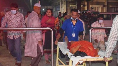 নাটোরে বখাটের অ্যাসিডে ঝলসে গেলো এইচএসসি পরীক্ষার্থীর মুখ