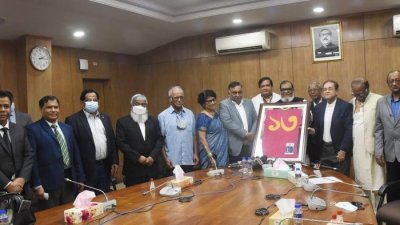 স্বাধীন বাংলা ফুটবল দলের পক্ষ থেকে মুক্তিযুদ্ধ বিষয়ক মন্ত্রী আকম মোজাম্মেল হকের হাতে জার্সিটি তুলে দেওয়া হচ্ছে।