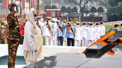 শিখা অনির্বাণে প্রধানমন্ত্রীর শ্রদ্ধা নিবেদন (ছবি: পিআইডি)