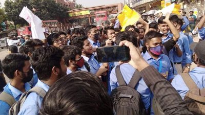 প্রায় প্রতিদিনই রাজধানীতে শিক্ষার্থীদের সঙ্গে বাসের স্টাফদের বিতণ্ডার কথা শোনা যাচ্ছে