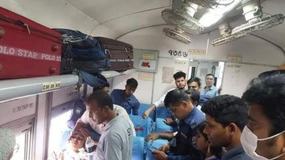 ঢাকা থেকে রাজশাহীগামী বনলতা এক্সপ্রেস ট্রেনে পাথর নিক্ষেপের ঘটনা ঘটছে
