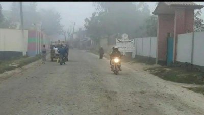 হিলিতে দিনে সড়কে হেডলাইট জ্বালিয়ে চলছে যানবাহন