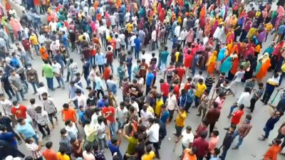 ক্ষুব্ধ শ্রমিকরা রাস্তায় বের হয়ে আসেন