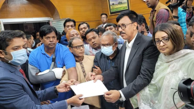 স্মারকলিপি দিচ্ছেন বিএনপিনেতারা