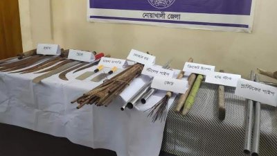 নোয়াখালীর সেনবাগ উপজেলায় চার বস্তা দেশীয় অস্ত্র উদ্ধার
