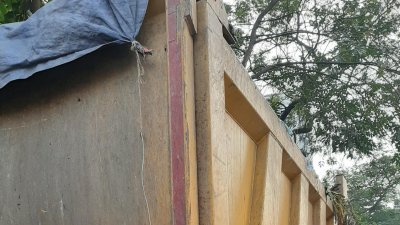 গাড়িটি চাপা দেয় এক সংবাদকর্মীকে