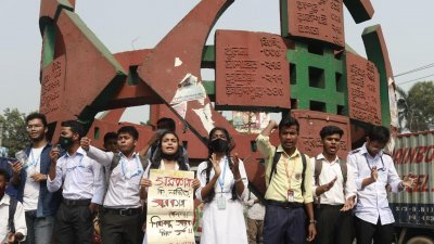গুলিস্তানে সড়ক অবরোধ করে শিক্ষার্থীরা (ছবি: সাজ্জাদ হোসেন)