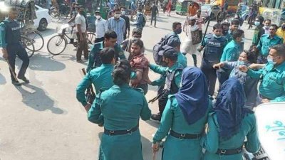 ছাত্রদের বিক্ষোভ কর্মসূচিতে পুলিশের বাধা