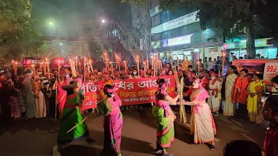 মশাল ও লাঠি হাতে যৌন নিপীড়নের বিরুদ্ধে প্রতিবাদ নারীদের 