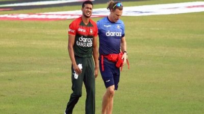 তাসকিনের সঙ্গে ফিজিও জুলিয়ান ক্যালেফাতো।