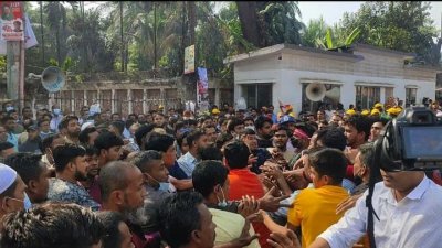 সমাবেশে স্বেচ্ছাসেবক দলের কর্মীদের হাতাহাতি