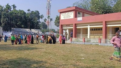 পালড়া সরকারি প্রাথমিক বিদ্যালয় কেন্দ্রে ৪০ মিনিট বন্ধের পর আবারও ভোটগ্রহণ শুরু