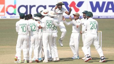 পাকিস্তানকে গুটিয়ে দিয়ে বাংলাদেশের উল্লাস।