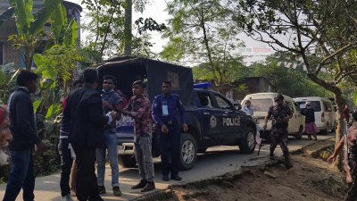হামলার ঘটনায় একজনকে আটক করে আইনশৃঙ্খলা বাহিনীর সদস্যরা