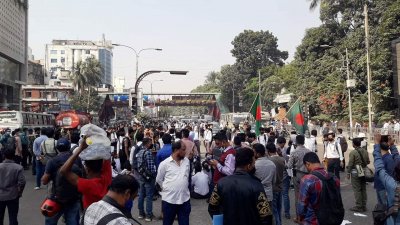 নিরাপদ সড়কের শিক্ষার্থীরা সড়ক অবরোধ করে। ছবি: আমানুর রহমান রনি