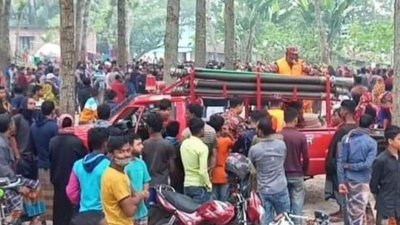 লাশ উদ্ধার করে ফায়ার সার্ভিসের ডুবুরি দল
