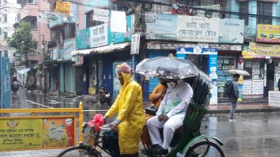 টানা বৃষ্টিতে নাকাল রাজধানীবাসী (ছবি: বাংলা ট্রিবিউন)