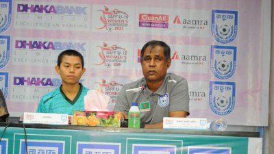 অনূর্ধ্ব-১৯ দলের অধিনায়ক মারিয়া মান্দার সঙ্গে কোচ গোলাম রব্বানী ছোটন।