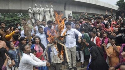 আলালের  কুশপুত্তলিকা দাহ করেছে ছাত্রলীগ
