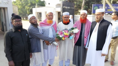 আহমদ আবদুল কাদেরকে কারা ফটকের সামনে ফুল দিয়ে শুভেচ্ছা জানাচ্ছেন দলীয় নেতারা