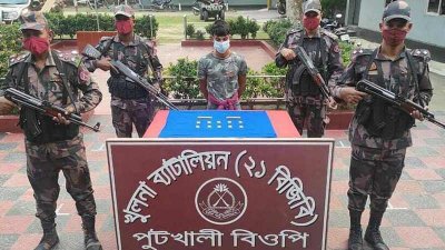 উদ্ধার হওয়া সোনার বার ও গ্রেফতার পাচারকারী