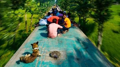 ইতালির রোমের একটি বিশ্ববিদ্যালয়ে প্রদর্শনীতে আসাফের ছবি