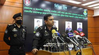 র‌্যাবের মিডিয়া সেন্টারে বাহিনীর মুখপাত্র খন্দকার আল মঈন গণমাধ্যমের সঙ্গে কথা বলেন