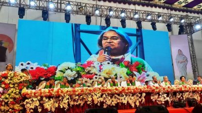 অনুষ্ঠানে বক্তৃতা করছেন দীপু মনি