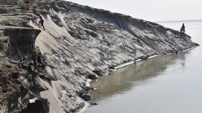 ১০ কোটি টাকা ব্যয়ে নির্মাণ করা হয়েছিল আই বাঁধ