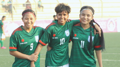 দুই গোলদাতা তহুরা (১০ নম্বর জার্সি) ও ঋতুপর্না চাকমার সঙ্গে আনন্দ ভাগাভাগি করছেন আনুচিং মোগিনি (৯ নম্বর জার্সি)।