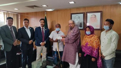 খিজমত আলী চেক হস্তান্তর করছেন প্রবাসী কল্যাণমন্ত্রী