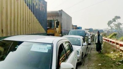 দুর্ঘটনার পর ঢাকা-সিলেট মহাসড়কে যানজটের সৃষ্টি হয়