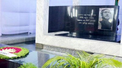 বঙ্গবন্ধুর প্রতিকৃতিতে ফুলেল শ্রদ্ধা (ফাইল ছবি)