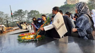 শহীদ বেদীতে ফুল দিয়ে শ্রদ্ধা জানানো হচ্ছে
