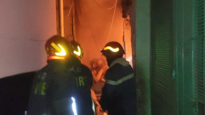 উদ্ধার তৎপরতা চালাচ্ছে ফায়ার ব্রিগেডের কর্মীরা