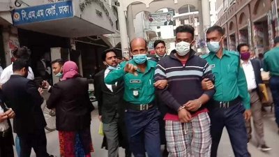 গ্রেফতার স্বামী ইফতেখারকে আদালতে নেওয়া হচ্ছে