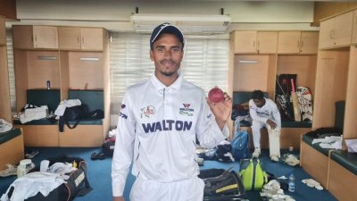 ৬ উইকেট নিয়েছেন হাসান মুরাদ।
