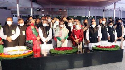 আওয়ামী লীগসহ সহযোগী সংগঠনগুলোর পক্ষ থেকে বঙ্গবন্ধুর প্রতিকৃতিতে শ্রদ্ধা জানানো হয়