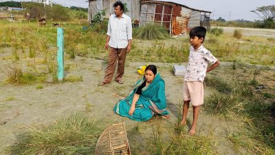 মাটিতে পড়ে আছে ময়না পাখির খাঁচা